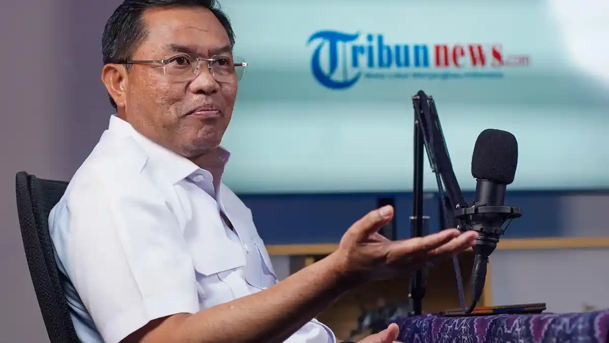 Tersangka korupsi BGN Sony Sonjaya berjalan usai menjalani pemeriksaan di Kejaksaan Agung