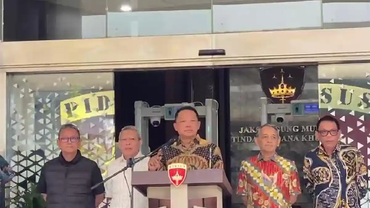 Ilustrasi penggeledahan barang bukti berupa uang asing dan emas batangan oleh penyidik