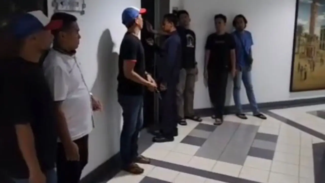 Penggerebekan pelaku begal damkar di penginapan kawasan Pluit Jakarta Utara