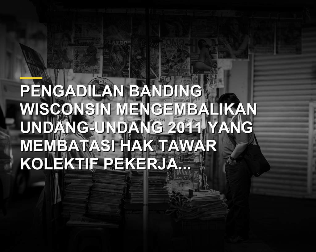 Pengunjuk rasa memegang spanduk di depan gedung DPR Wisconsin menentang Undang-Undang Act 10 yang membatasi hak serikat pekerja