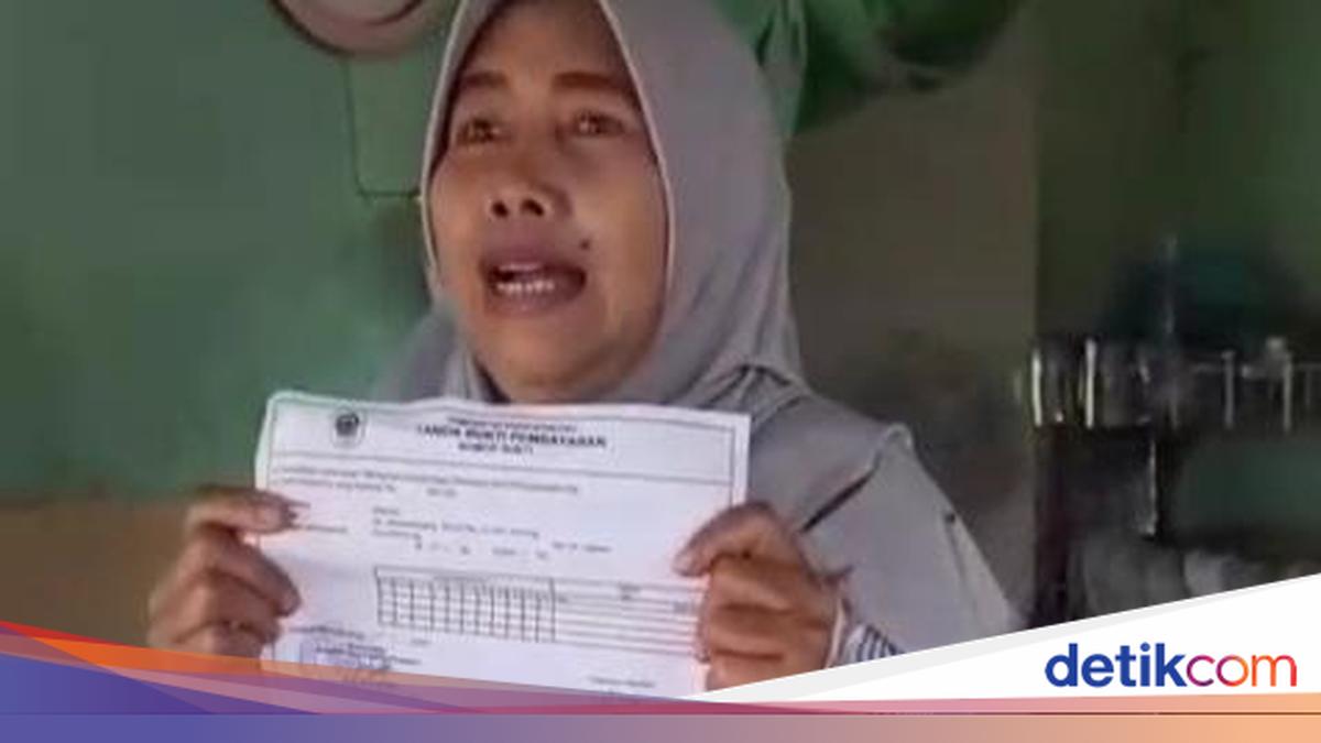 Petugas Pemkab Pati memberikan penjelasan terkait retribusi warung lontong sayur di Winong Pati.