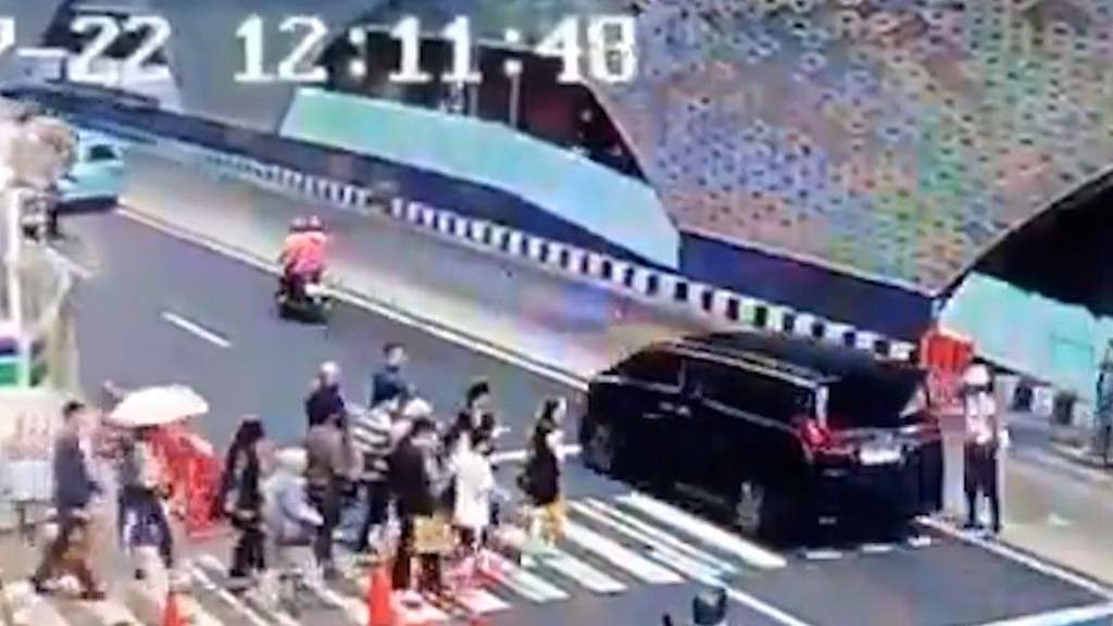 Mobil Toyota Alphard hitam penerobos pelican crossing di depan Hotel Pullman Jakarta Pusat