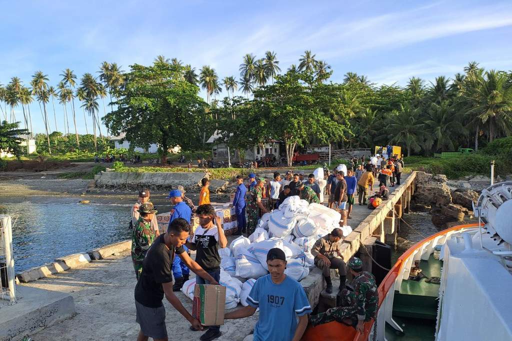 Penyaluran bantuan logistik untuk korban gempa Ternate oleh Pemprov Malut