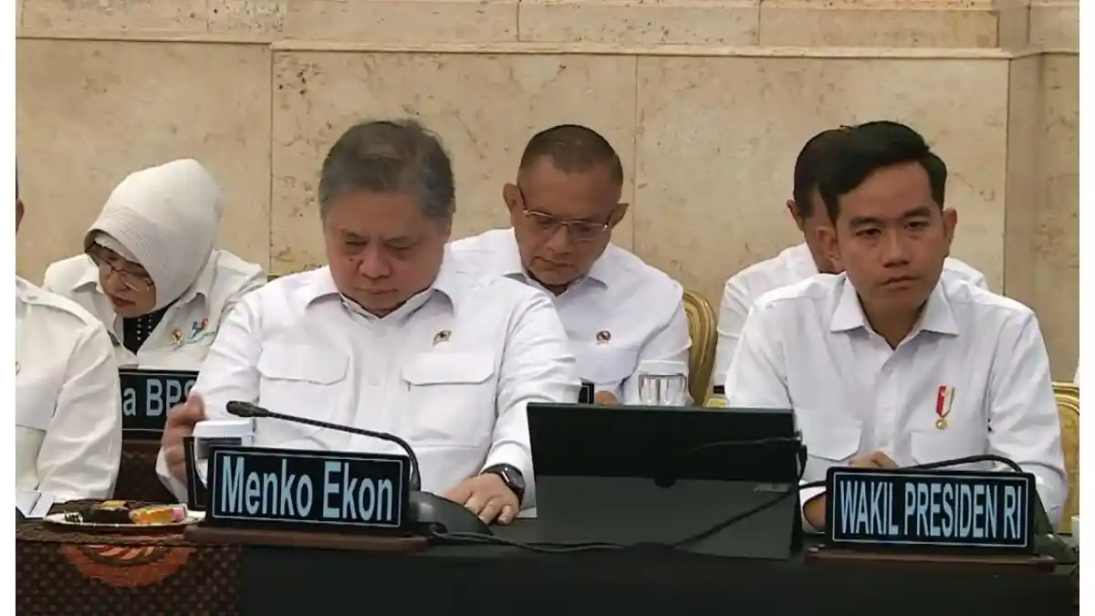 Mensesneg Prasetyo Hadi memberikan keterangan pers di Istana Negara Jakarta