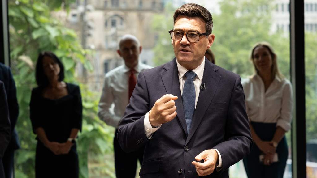 Perdana Menteri Inggris Andy Burnham mengecam rencana komersialisasi Piala Dunia oleh FIFA dan Gianni Infantino