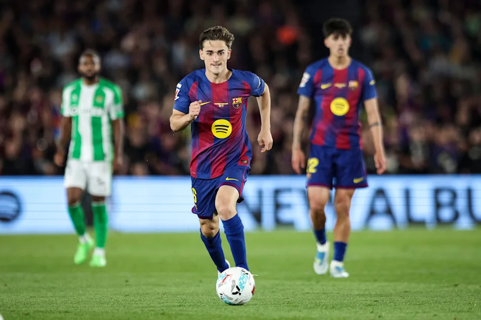 Perebutan posisi antara Gavi dan Marc Bernal di lini tengah Barcelona pada preseason