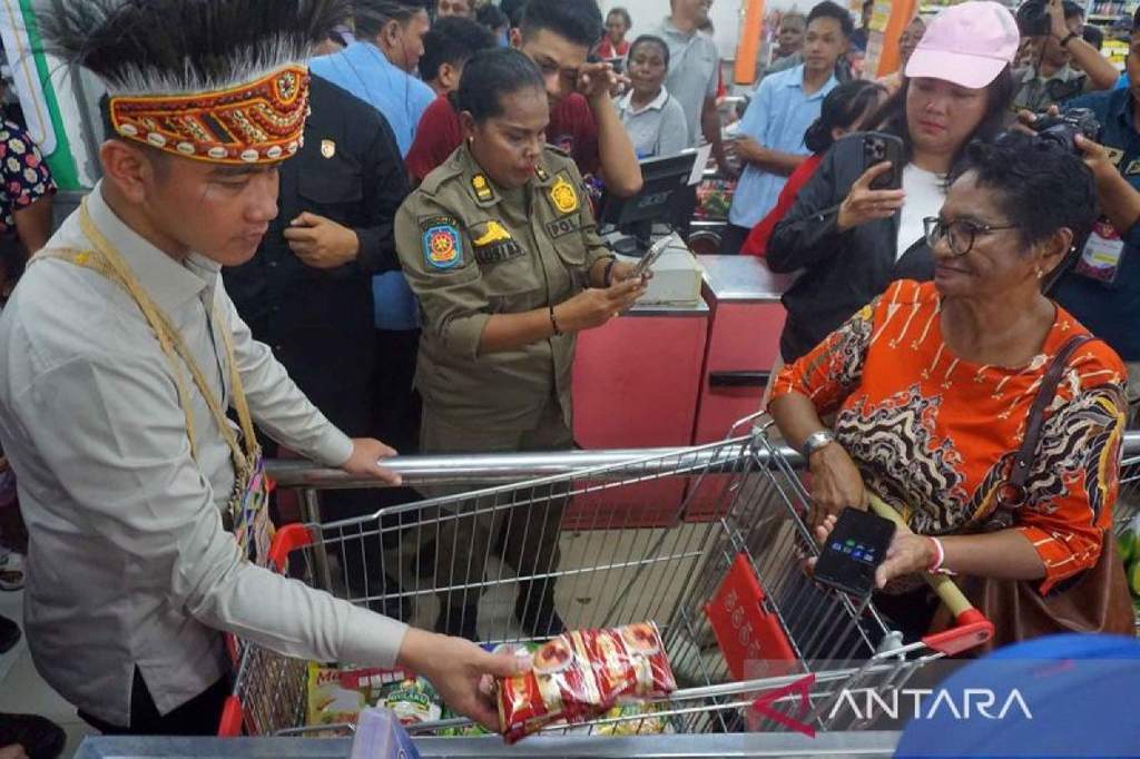 Wakil Presiden Gibran Rakabuming Raka mengajak Mama Papua belanja di supermarket Sorong