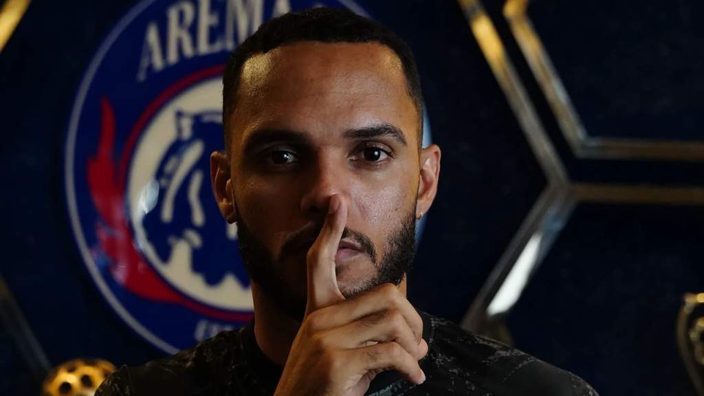 Pemain baru Arema FC Careca berpose setelah resmi menandatangani kontrak kerja sama