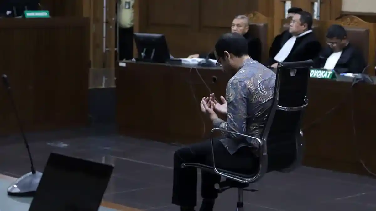 Nadiem Makarim memakai baju batik memberikan pernyataan pers seusai sidang vonis di pengadilan