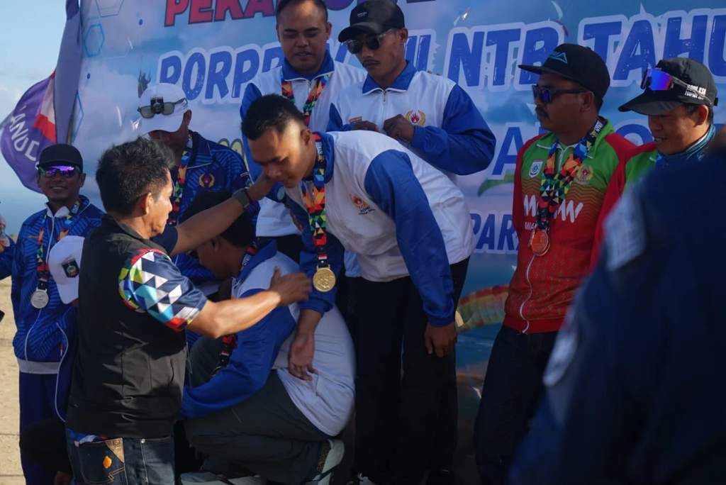 Personel Ditpolairud Polda NTB raih medali emas paralayang Porprov NTB 2026