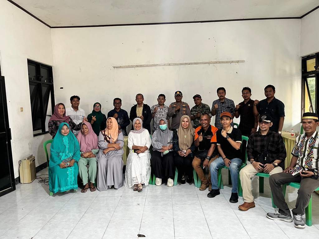 Petugas Pertamina menyalurkan pasokan gas LPG 3 kg untuk masyarakat Bima