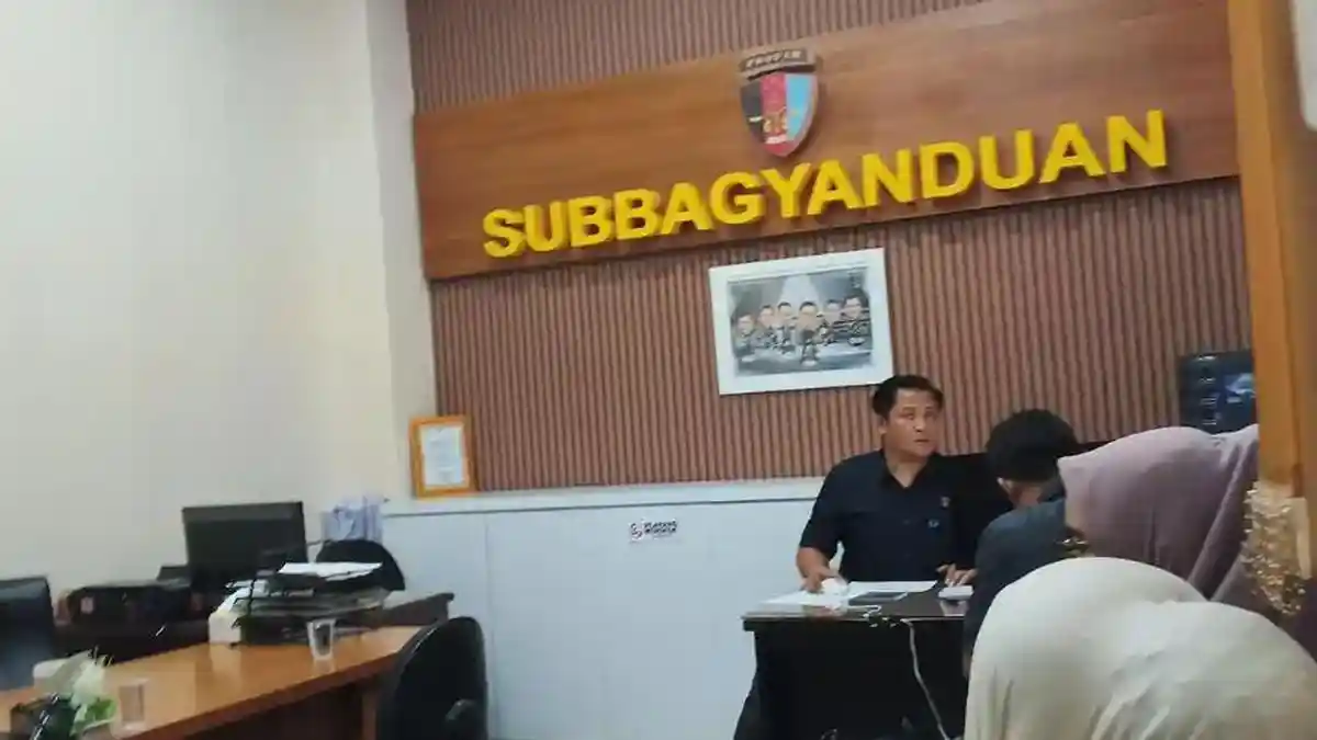 Garis polisi di mess Polres Pesisir Selatan tempat penemuan jenazah guru PPPK
