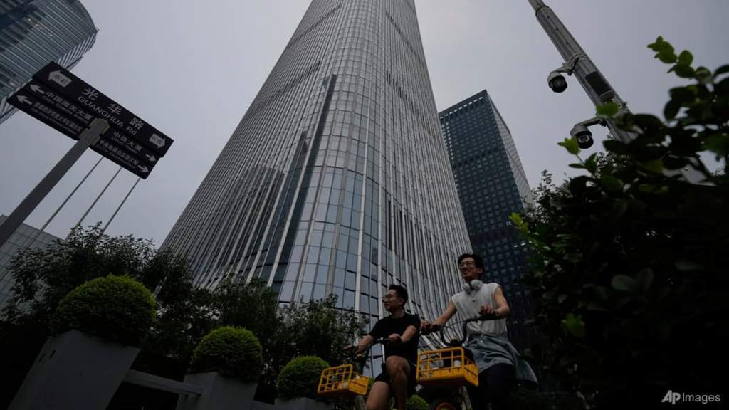Pesepeda melintas di kawasan gedung perkantoran bisnis pusat kota Beijing China