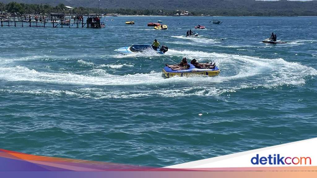 Tim SAR gabungan melakukan pencarian wisatawan yang hilang terseret ombak di Pantai Pangandaran