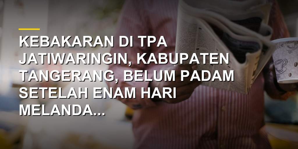 Petugas berjibaku memadamkan kebakaran di TPA Jatiwaringin Kabupaten Tangerang