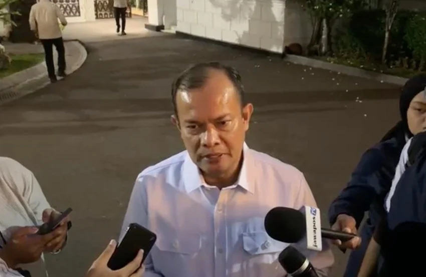 Petugas BMKG bersiap melakukan Operasi Modifikasi Cuaca untuk menurunkan suhu dan menjaga kualitas udara di Jakarta saat kemarau panjang