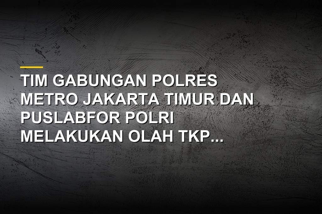 Petugas kepolisian melakukan olah TKP kasus kematian tiga pekerja pipa air di gorong-gorong Cipayung