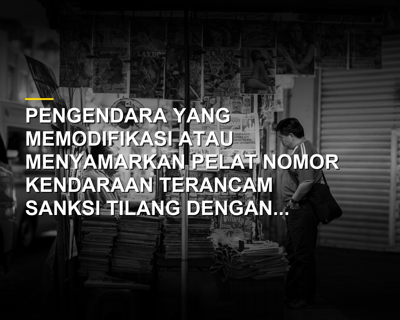 Petugas kepolisian memeriksa kondisi pelat nomor kendaraan pengendara di jalan