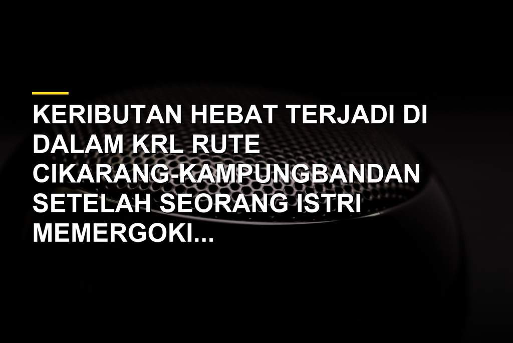 Petugas mengamankan penumpang yang terlibat keributan di dalam gerbong KRL Commuter Line