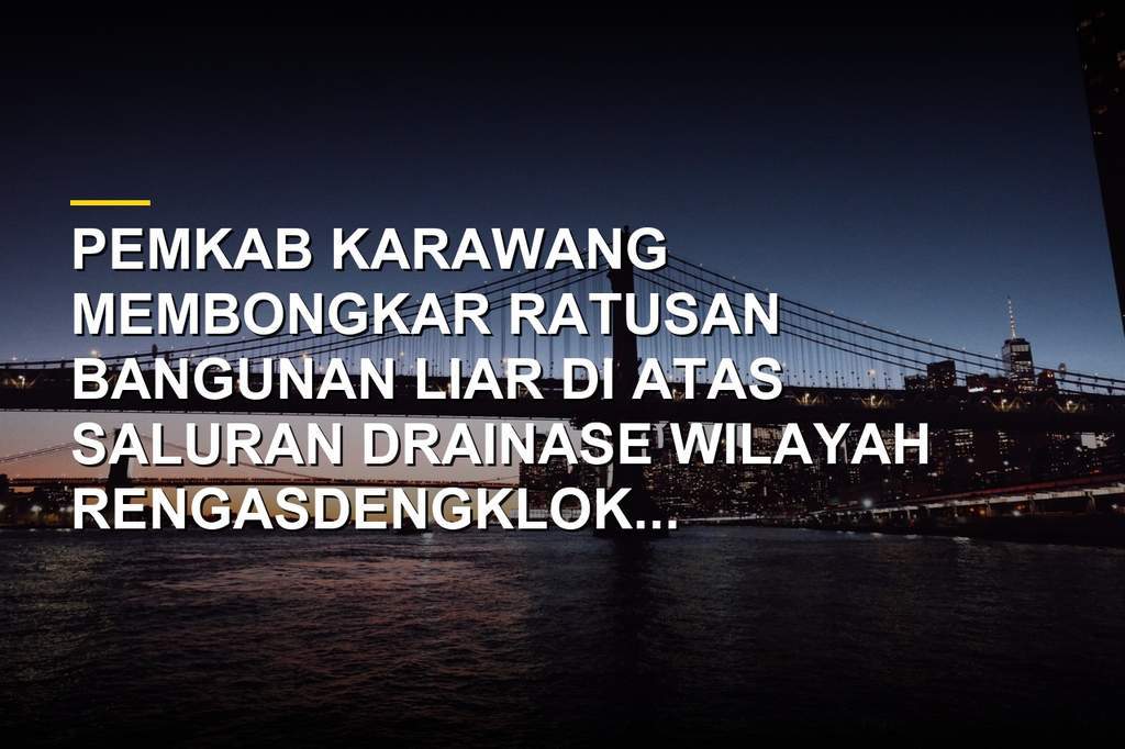 Petugas Pemkab Karawang menertibkan bangunan liar di atas saluran drainase menggunakan alat berat