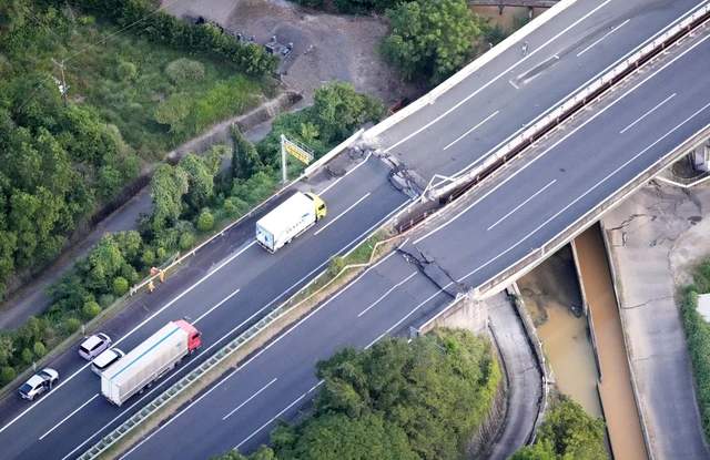 Petugas penyelamat evakuasi korban di pusat perbelanjaan Aeon Mall pascagempa 7,1 magnitudo di Kumamoto Jepang