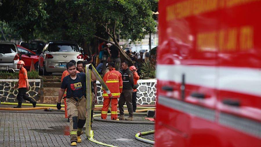 Petugas saat menangani insiden di Hotel Pullman Jakarta Barat