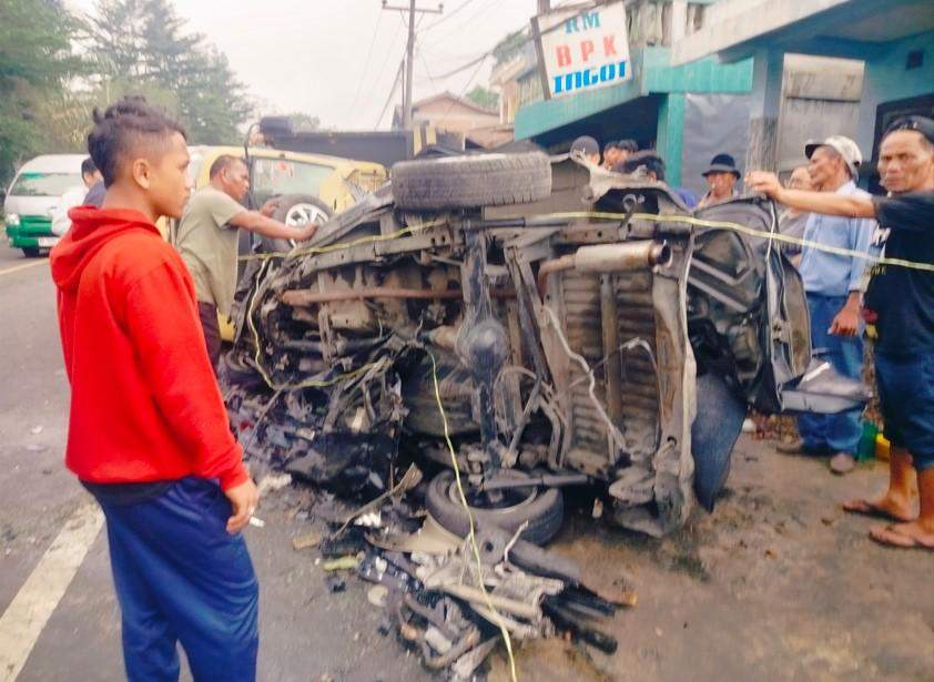 Petugas mengevakuasi korban dan kendaraan dalam kecelakaan beruntun di Sibolangit
