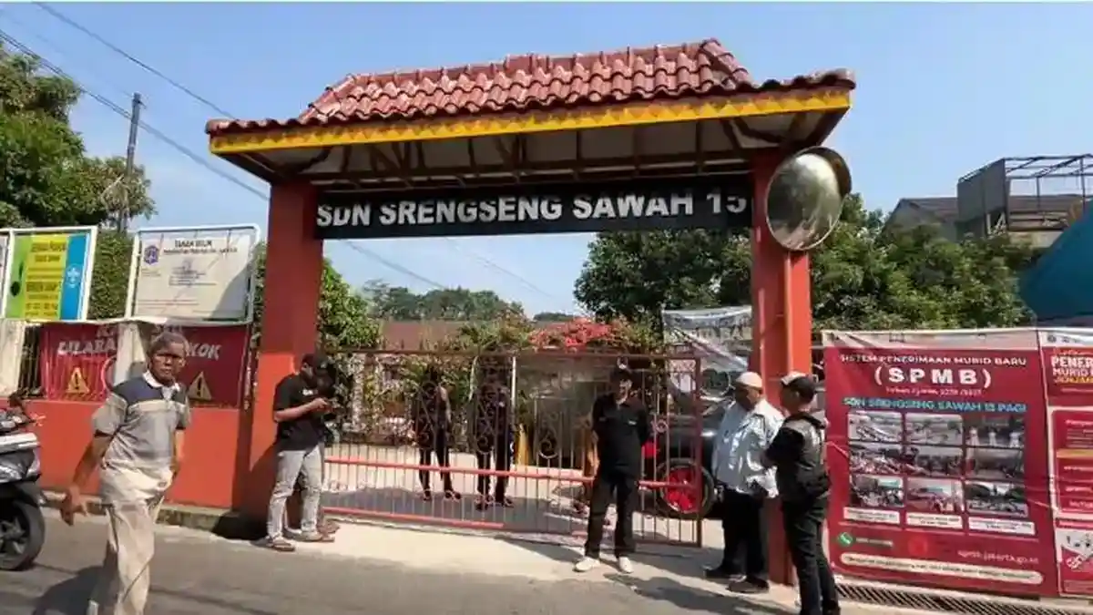 Garis polisi di area SDN Srengseng Sawah 15 Jagakarsa pasca teror ancaman bom oleh pelaku pinjol