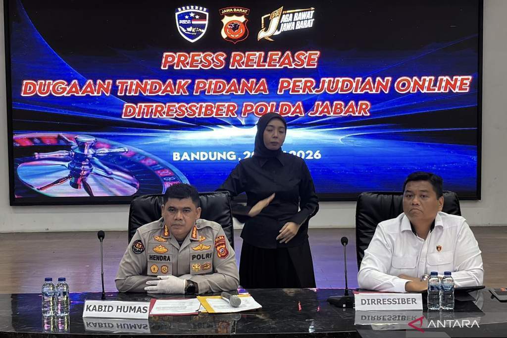 Polda Jabar bongkar jaringan judi online beromzet Rp96 miliar dan amankan barang bukti