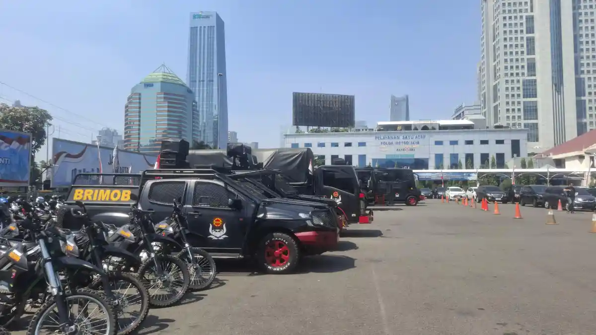 Polda Metro Jaya Dijaga Rantis Brimob, Layanan Samsat Tetap Normal