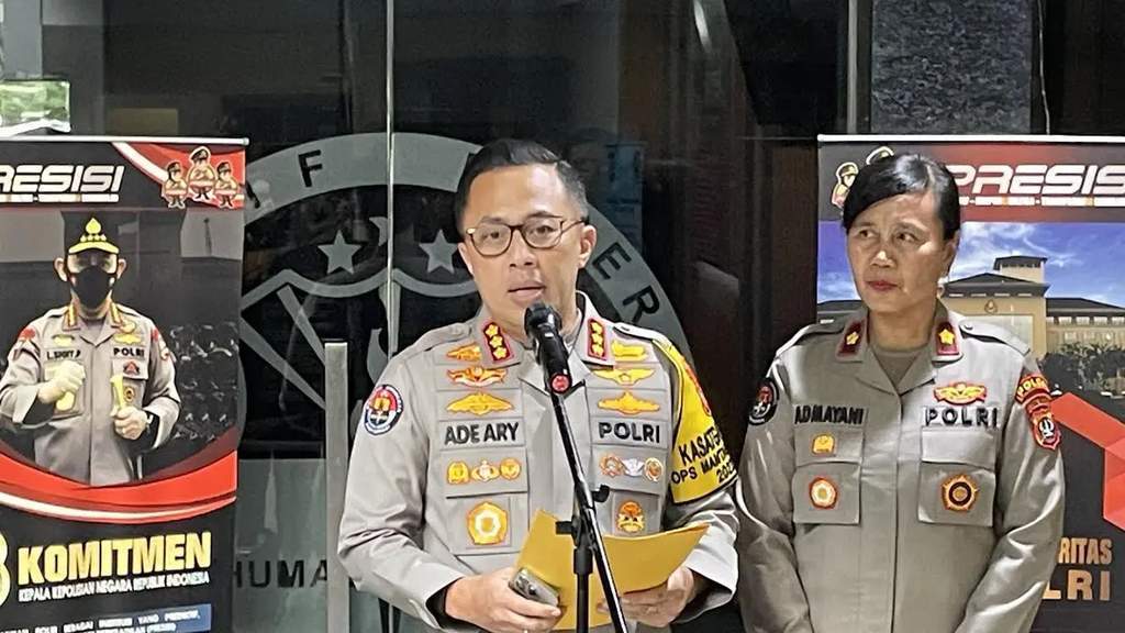Polda Metro Jaya tangkap 4 begal sadis di Bogor dengan barang bukti celurit dan pedang