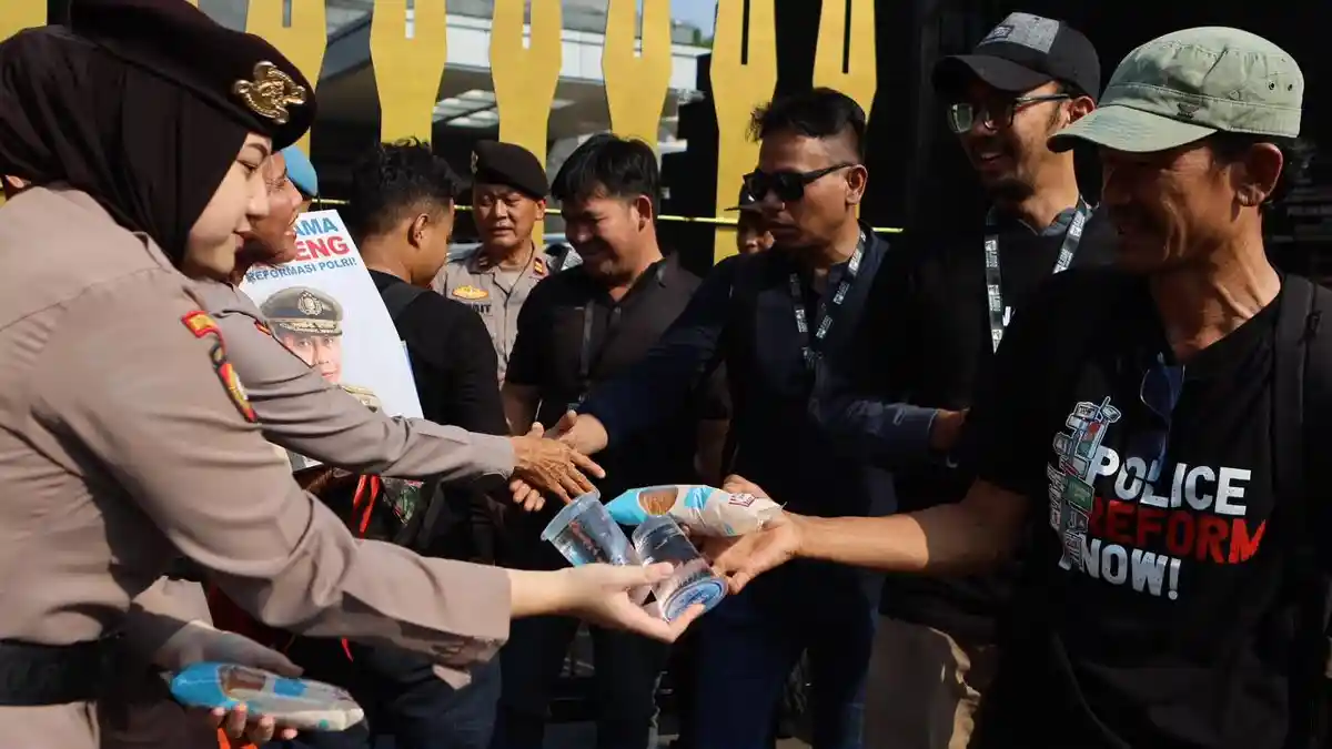 Aksi damai Koalisi Masyarakat Sipil sampaikan masukan Reformasi Polri di depan Polda Metro Jaya