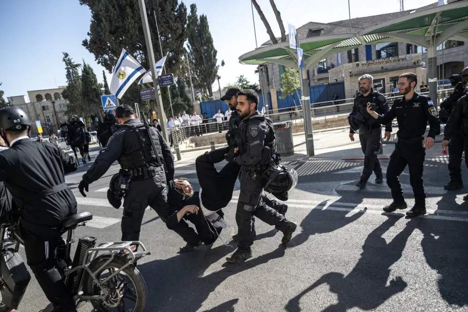 Polisi Israel membubarkan protes Yahudi ultra-Ortodoks di Yerusalem dengan pentungan