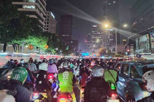 Suasana pembubaran kerumunan pemotor night ride di kawasan Thamrin-HI oleh kepolisian.