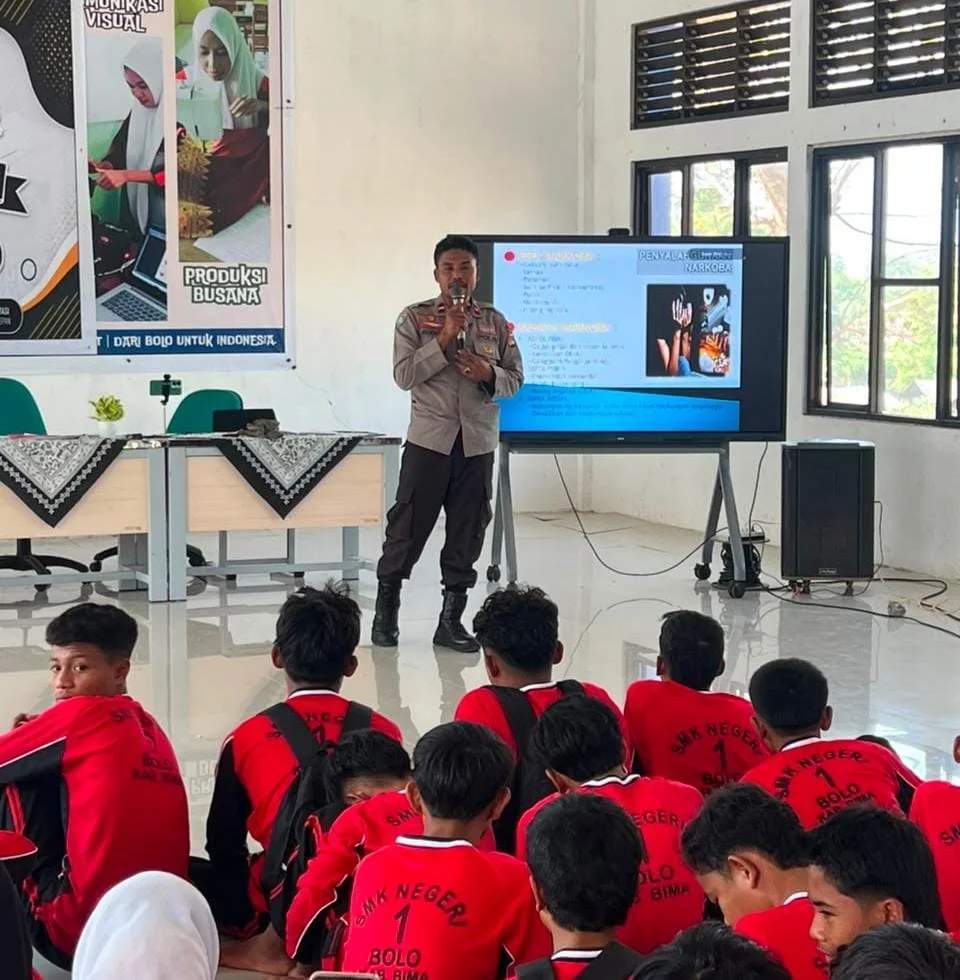 Polsek Tambora memberikan edukasi antiperundungan kepada para siswa di SMKN 1 Tambora Bima