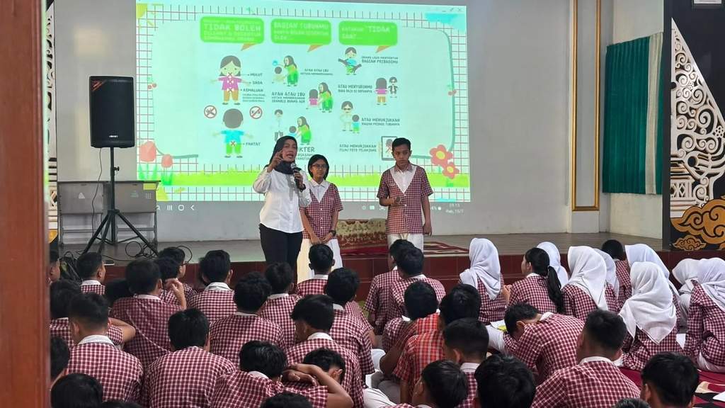 Personel Polresta Malang Kota memberikan sosialisasi pencegahan perundungan saat momen MPLS