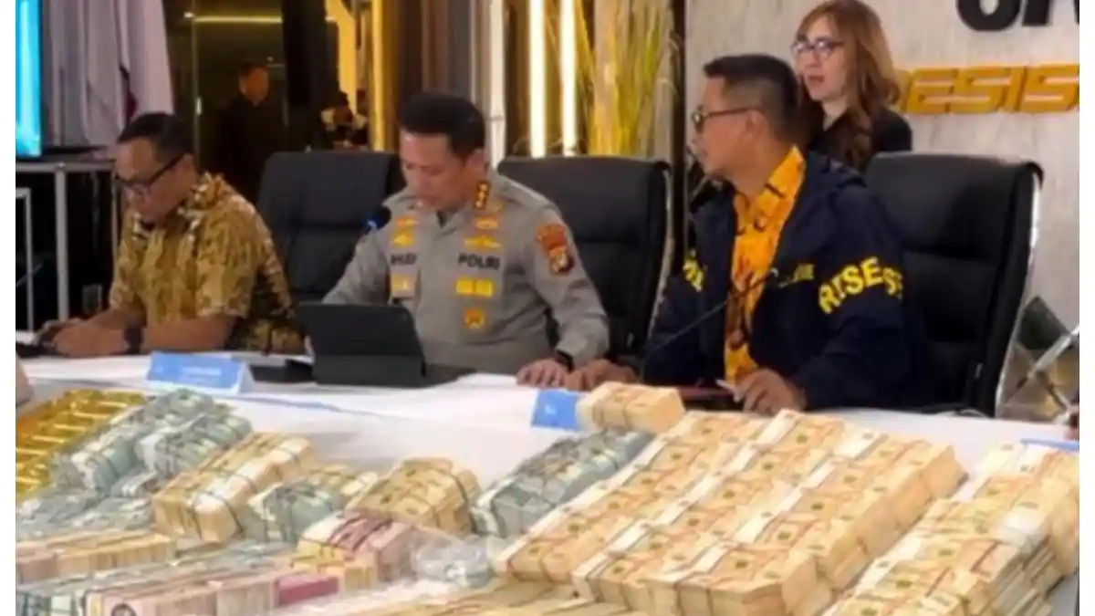 Petugas Polri menyita barang bukti uang asing dan emas batangan dalam penggeledahan rumah di Sentul