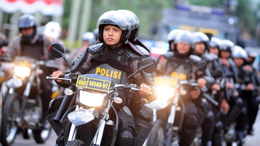 Personel Bhabinkamtibmas Polri dan logo Ditjen Pajak
