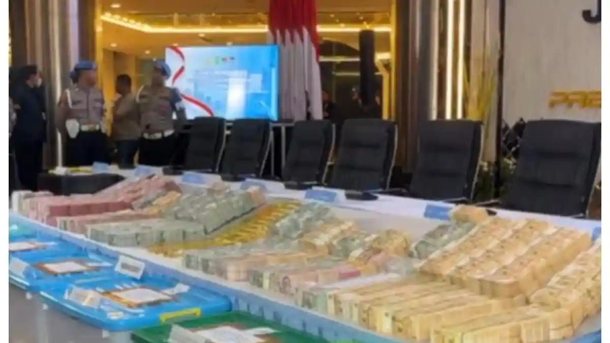 Aparat kepolisian saat menyiapkan berkas perkara kasus korupsi mantan Jampidsus Febrie Adriansyah