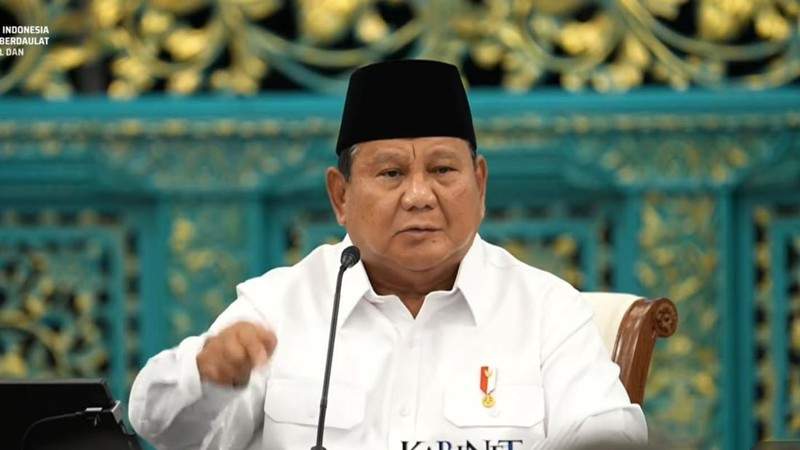 Presiden Prabowo Subianto menyampaikan arahan dalam Sidang Kabinet Paripurna di Istana Negara