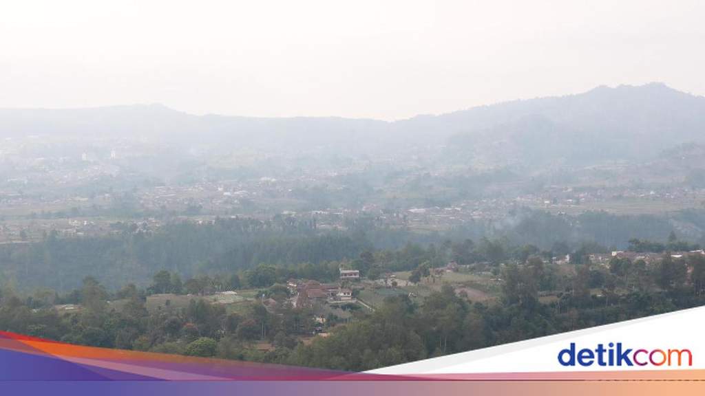 Prakiraan cuaca Bandung hari ini berawan dan sejuk menurut BMKG