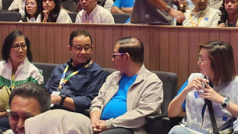 Pramono Anung dan Anies Baswedan duduk bersebelahan di Jakarta Future Festival Taman Ismail Marzuki