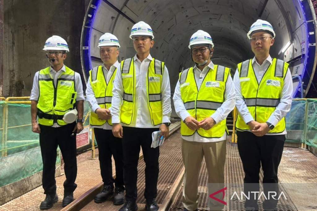 Gubernur DKI Jakarta Pramono Anung mendampingi Wapres Gibran meninjau pembangunan MRT di Harmoni