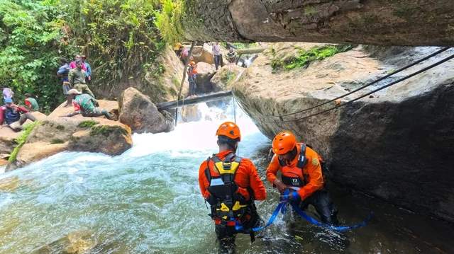 Suasana pencarian presenter TVRI Yanto Idorway di Air Terjun Danau Anggi Gida, Arfak, Papua