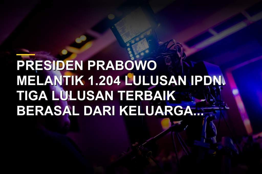 Presiden Prabowo Subianto berfoto bersama lulusan terbaik IPDN anak buruh dan petani usai pelantikan