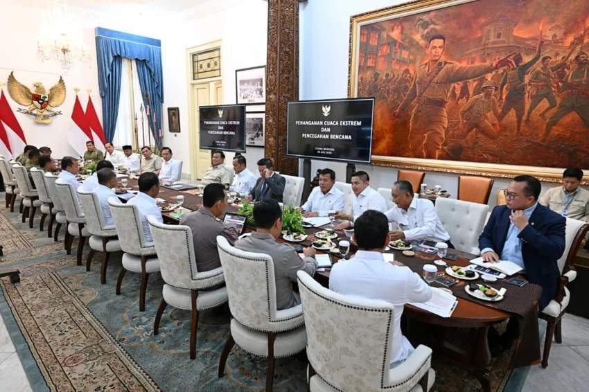 Presiden Prabowo Subianto memimpin rapat terbatas membahas instruksi penguatan Operasi Modifikasi Cuaca dan pengisian waduk hadapi El Nino di Istana Merdeka