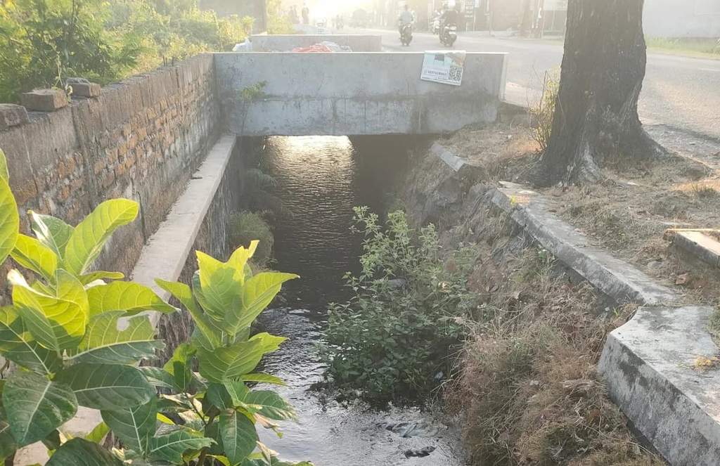 Evakuasi jenazah pria paruh baya di saluran irigasi Jalan Parangtritis Bantul
