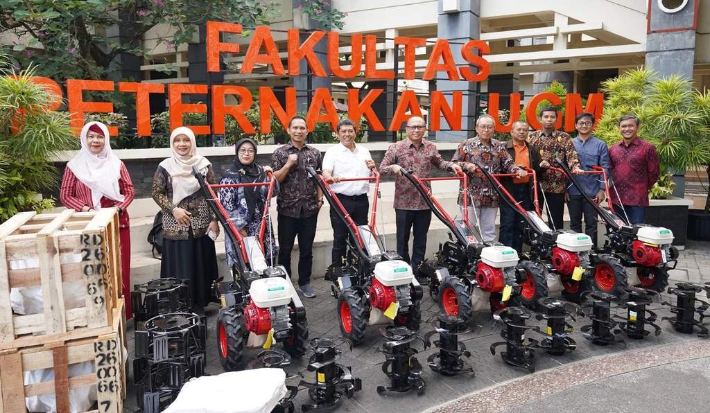 Penyerahan hibah traktor cultivator dari Quick Traktor kepada Fakultas Peternakan UGM