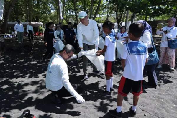 Aksi gotong royong PT Pertamina Trans Kontinental membersihkan sampah di Pantai Tangkoko Bitung