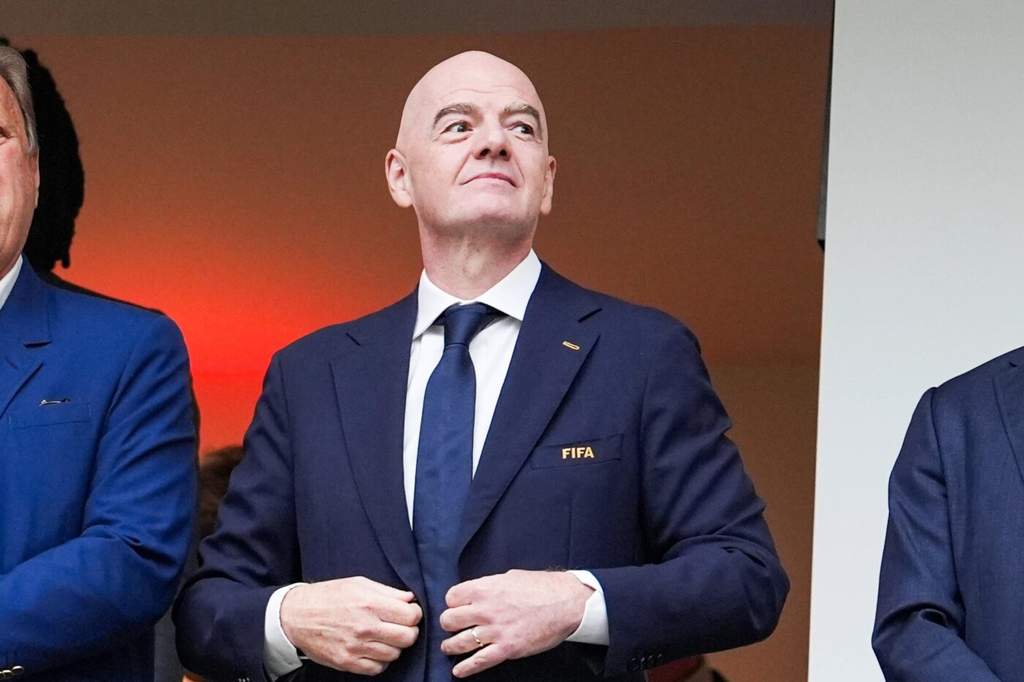 Presiden FIFA Gianni Infantino dalam konferensi pers mengenai transparansi dana transfer pemain